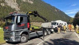 Für die Bergung der Verletzten und der Unfallfahrzeuge musste die Straße stundenlang gesperrt ...