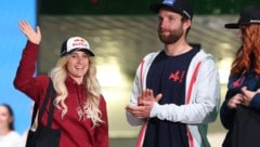 Anna Gasser und Marco Schwarz präsentieren das neue Outfit.