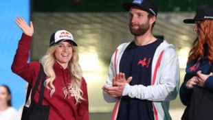 Anna Gasser und Marco Schwarz präsentieren das neue Outfit.