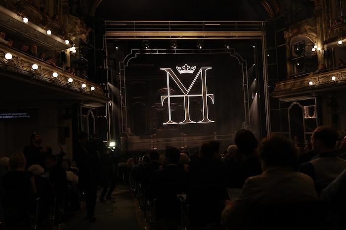 „Maria Theresia“ ist in Wien angekommen – gleich hebt sich der Vorhang zur großen Premiere im ...