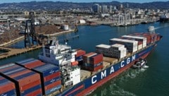 Ein Containerschiff kommt im Frachthafen von Oakland, Kalifornien an – immer öfter werden in den ...