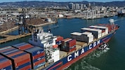 Ein Containerschiff kommt im Frachthafen von Oakland, Kalifornien an – immer öfter werden in den ...