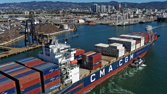 Ein Containerschiff kommt im Frachthafen von Oakland, Kalifornien an – immer öfter werden in den ...