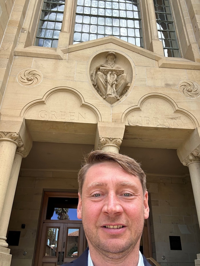 Wo Wissen wächst: Mike Oberfeichtner vor der Stanford University