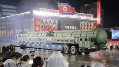 Die Staatsmedien veröffentlichten dieses Bild, dass die neue Interkontintentalrakete zeigen ...