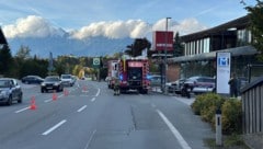 Der Motorradfahrer stieß mit einem Pkw zusammen