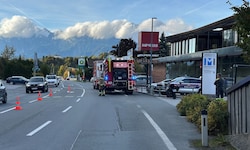 Der Motorradfahrer stieß mit einem Pkw zusammen
