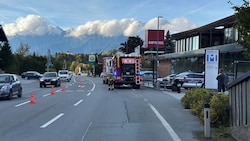 Der Motorradfahrer stieß mit einem Pkw zusammen