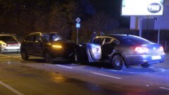 Die beiden Autos waren ineinander verkeilt. 