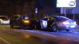 Die beiden Autos waren ineinander verkeilt. 