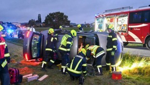 Feuerwehrleute befreiten die Lenkerin aus ihrem Pkw.
