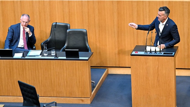 FPÖ-Sicherheitssprecher Darmann (re.) nimmt den Spionage-Fall zum Anlass, um Innenminister ...