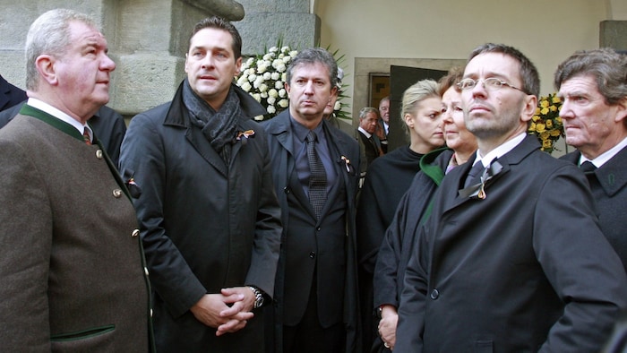 Kickl (2. v. re.) und Strache (2. v. li.) beim Begräbnis Haiders im Oktober 2008.