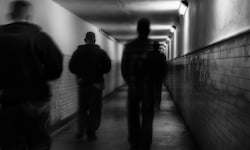 Der 16-Jährige ergriff daraufhin die Flucht, doch die Gruppe soll ihn verfolgt haben.