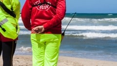Am Strand versuchten Rettungskräfte, den Mann wiederzubeleben. (Symbolbild)