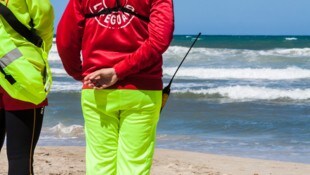 Am Strand versuchten Rettungskräfte, den Mann wiederzubeleben. (Symbolbild)