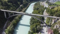 Die Pitztalbrücke am Beginn der L 16 Pitztalstraße überspannt mit 220 Metern Länge den Inn und ...