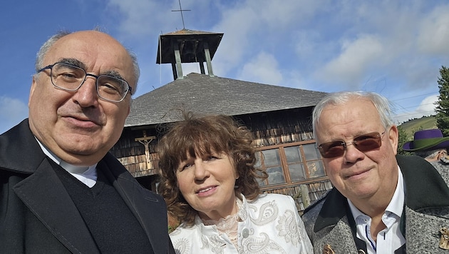 Selfie vom Bischof: Wilhelm Krautwaschl mit den Jubilaren Christine und Christian Wehrschütz.