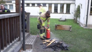 Die Feuerwehrleute löschten das brennende Häuschen.