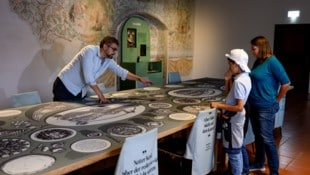 Die Tafel im kleinen Festsaal, das „Schalla- bier“ (oben).Historische Festtafel: Eine „bierige“ ...