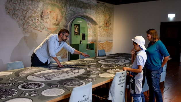 Die Tafel im kleinen Festsaal, das „Schalla- bier“ (oben).Historische Festtafel: Eine „bierige“ ...