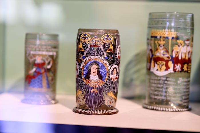 Die drei ausgestellten „Humpen“: Eine Pracht, die Geschichte erzählt.