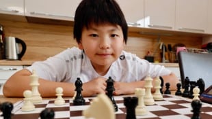 Leon Chen verbringt Stunden über Stunden am Schachbrett