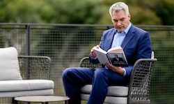 Nach 265 Tagen meldet sich der Ex-Kanzler mit einem Buch zurück.