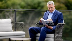 Nach 265 Tagen meldet sich der Ex-Kanzler mit einem Buch zurück.