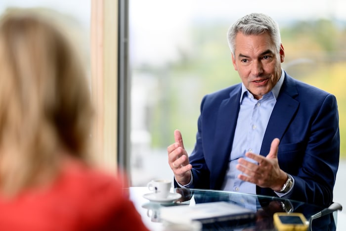 Karl Nehammer im „Red Bull Media House“, wo auch sein neues Buch entstand.