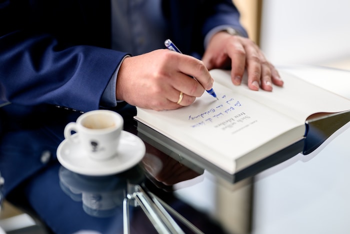 „Eine Einladung in die politische Mitte“: Nehammer signiert sein Buch „Sich selbst treu ...