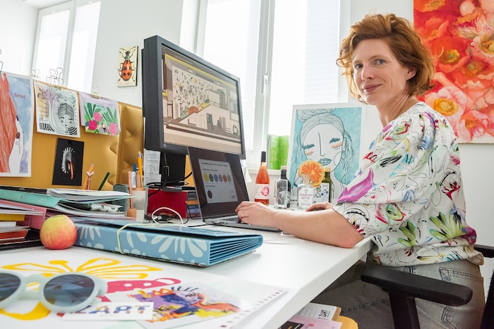 Die ersten Entwürfe zu ihren bunten Kunstwerken entstehen am Computer.