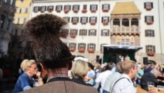 Das Traumwetter lockte viele Weidmänner und Interessierte vor das Goldene Dachl.
