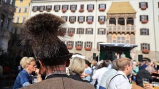 Das Traumwetter lockte viele Weidmänner und Interessierte vor das Goldene Dachl.