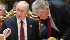Putin mit seinem Sprecher Peskow