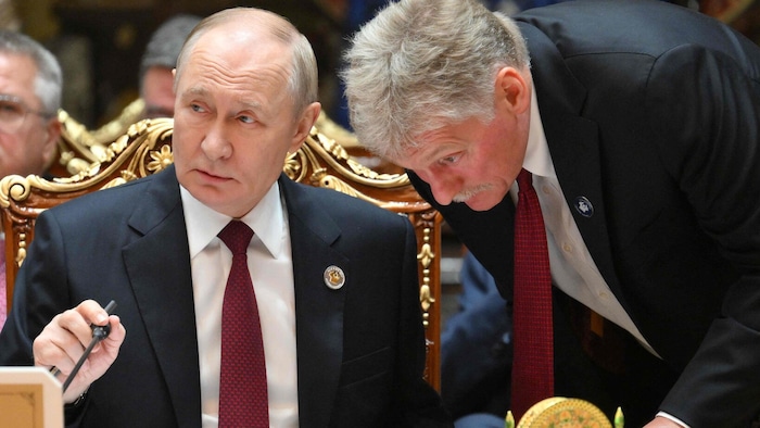 Putin mit seinem Sprecher Peskow