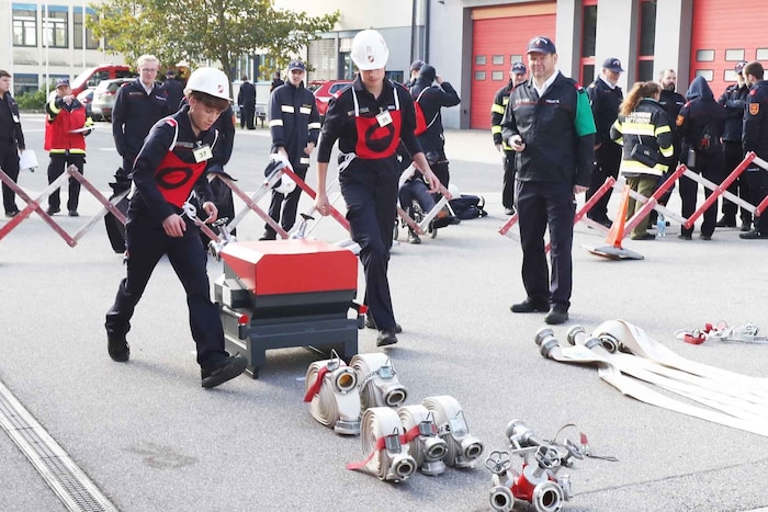 Übersicht und Koordination aller in der Gruppe braucht es für den Löscheinsatz.