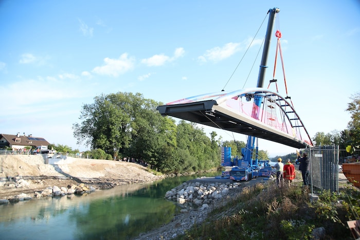 Der neue Steg über die Saalach wurde Anfang September eingehoben.
