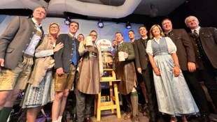 Feierlicher Bieranstich durch Erwin Angerer und Gerald Grosz – der Einladung zur Geburtstags- ...