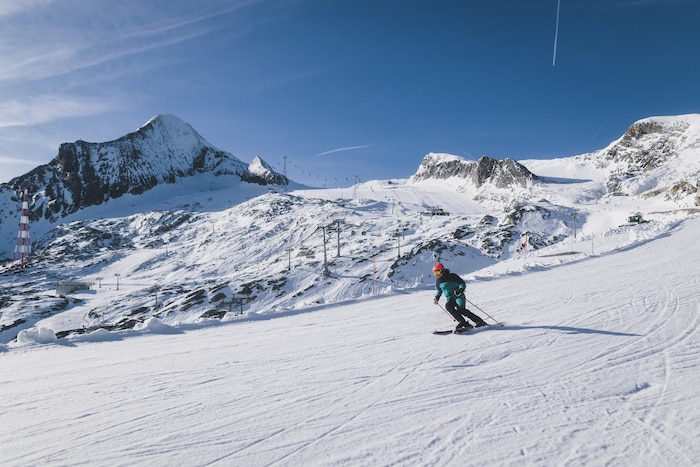 Wintersportler zogen die ersten Schwünge in den Schnee.