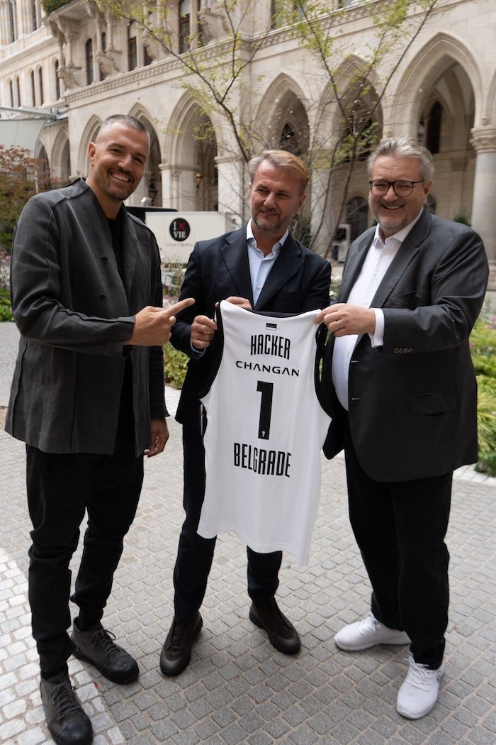 Partizan-Präsident Ostoja Mijailovic (Mitte) mit Stjepan Stazic (li.) und Sportstadtrat Peter ...