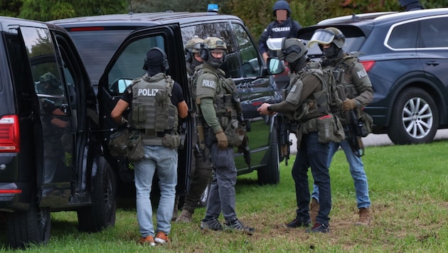 Spezialeinsatzkräfte aus Oberösterreich und Salzburg wurden nach Adlhaming (OÖ) beordert.