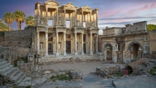 Die berühmte Celsusbibliothek, die gleichzeitig ein Grabmal ist, lockt jährlich 4 Millionen ...