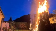 Das Feuer erhellte den Abendhimmel.
