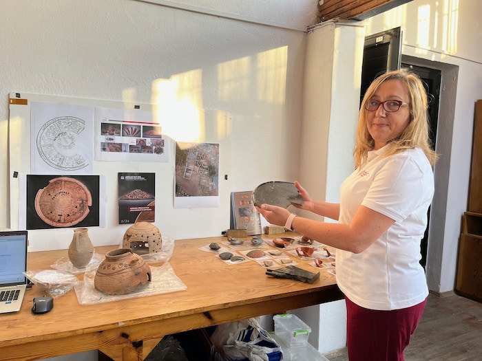 Keramikexpertin Alice Waldner