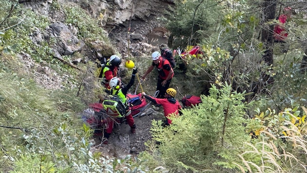 Mithilfe der Bergrettung und einem Notarzthubschrauber konnte der Verletzte geborgen werden.