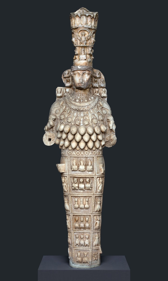 Viele Brüste zieren die Statue der Artemis Ephesia, die aus dem „Rathaus“der antiken Stadt ...