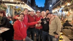 Diese österreichischen Fans feierten Samstag Abend bereits in der Altstadt von Bukarest.