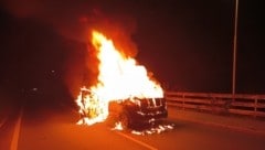 Das Fahrzeug stand binnen weniger Minuten in Vollbrand. Die Feuerwehr Wenns konnte den Brand ...