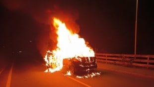 Das Fahrzeug stand binnen weniger Minuten in Vollbrand. Die Feuerwehr Wenns konnte den Brand ...